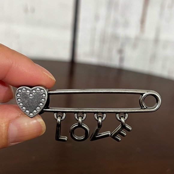CROCS Silver tone Love Charm Jibbitz - Picture 1 of 3